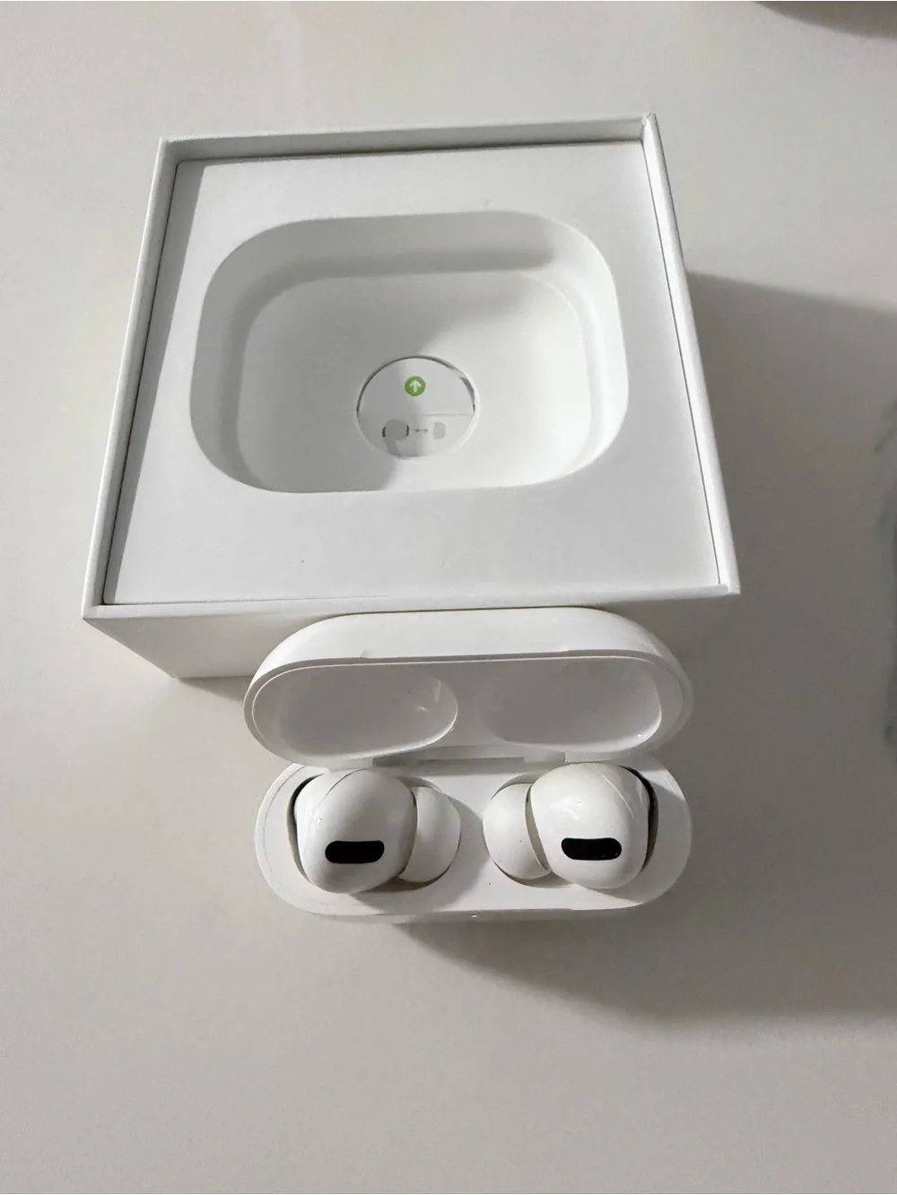 APPLE AIR PODS LIKE NEW